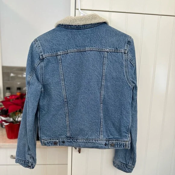 Levi’s Sherpa Trucker Jean Jacket - Picture 2 of 7
